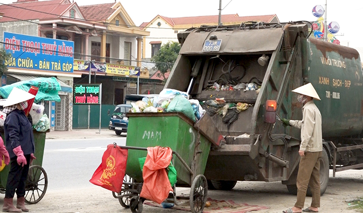 Ban Quản lý các công trình công cộng TX. Ba Đồn bố trí 100% quân số để thu gom rác sau Tết Nguyên đán.