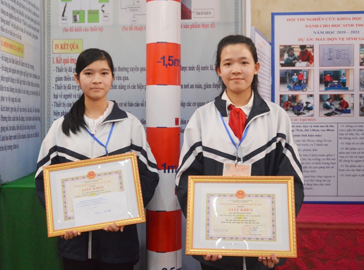 Tác giả Đào Hoàng Quỳnh Như và Nguyễn Khánh Trang, Trường THCS Quy Đạt (Minh Hóa) bên dự án đoạt giải nhất của mình.