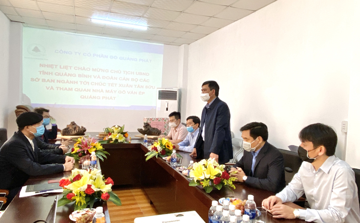 Đồng chí Chủ tịch UBND tỉnh Trần Thắng chia sẻ với những khó khăn của doanh nghiệp khi chịu ảnh hưởng của địa dịch Covid-19.