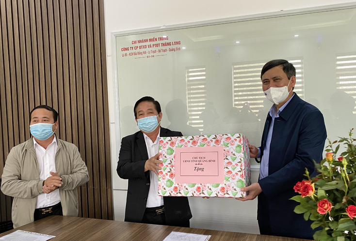 Đồng chí Chủ tịch UBND tỉnh Trần Thắng tặng quà, chúc Tết cán bộ, công nhân viên Nhà máy sản xuất ván ép công nghiệp Thăng Long.