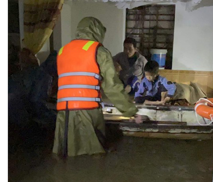  Đồng chí Phan Thanh Miên nỗ lực cứu dân trong cơn lũ xảy ra hồi tháng 10-2020.