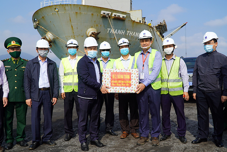 Đồng chí Bí thư Tỉnh ủy Vũ Đại Thắng tặng quà cho cán bộ, nhân viên Cảng dịch vụ dầu khí tổng hợp Quảng Bình.