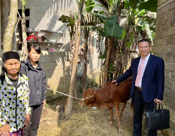 Ông Phan Hồng Minh hỗ trợ bò giống cho gia đình chị Nguyễn Thị Thuấn (thôn Xuân Sơn, thị trấn Phong Nha, huyện Bố Trạch).