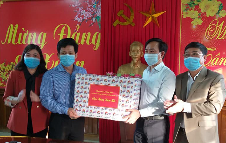 Đồng chí Trưởng ban Dân vận Tỉnh uỷ Lê Văn Bảo tặng quà chúc mừng năm mới cho huyện Quảng Ninh