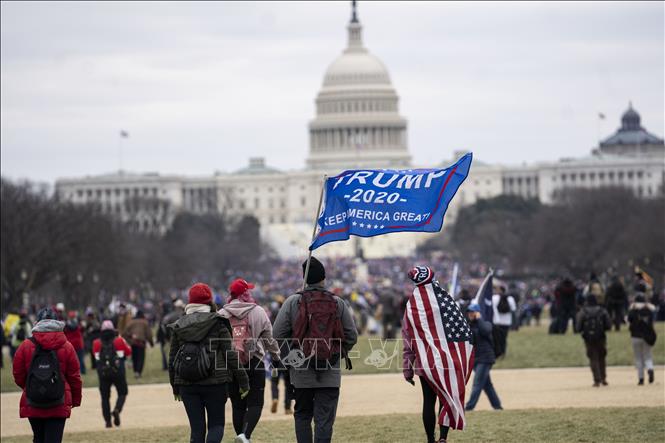 Người biểu tình tập trung bên ngoài tòa nhà Quốc hội Mỹ ở Washington DC., ngày 6/1/2021. Ảnh: THX/TTXVN
