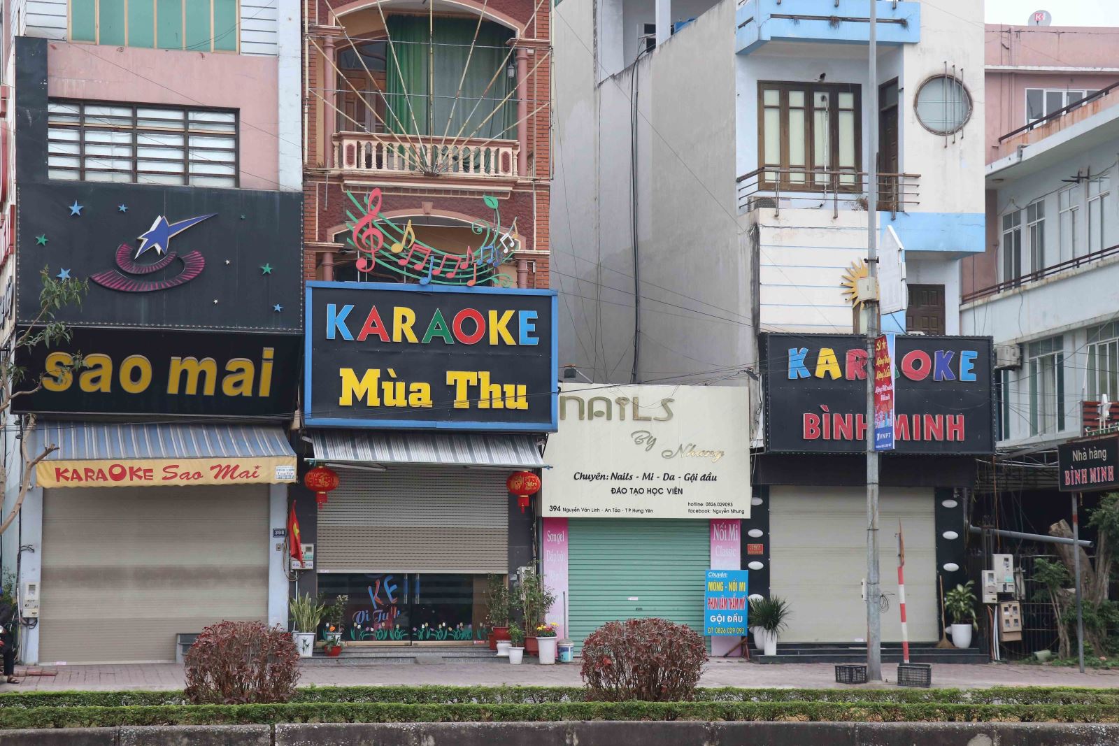  Các quán karaoke đoạn Chợ Gạo, thành phố Hưng Yên (Hưng Yên) đóng cửa chấp hành nghiêm quy định chống dịch COVID-19. Ảnh: Đinh Tuấn/TTXVN