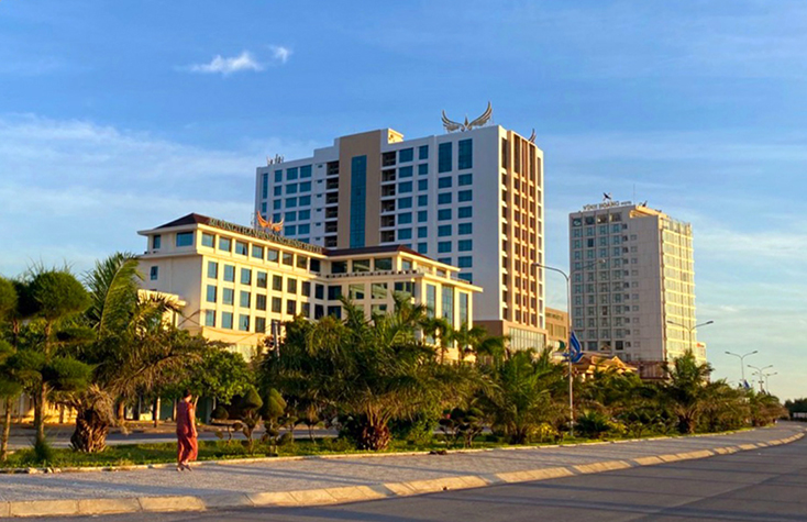 Tuyến đường Trương Pháp dọc biển Nhật Lệ, nơi tập trung nhiều khách sạn, khu nghỉ dưỡng của TP. Đồng Hới đang được đầu tư trồng cây xanh.
