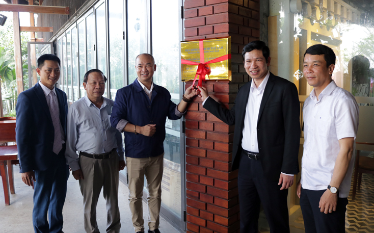 Đồng chí Hồ An Phong, TUV, Phó Chủ tịch UBND tỉnh khai trương biển hiệu nhà hàng đạt chuẩn phục vụ khách du lịch tại nhà hàng Sabochi Tuệ Lâm.