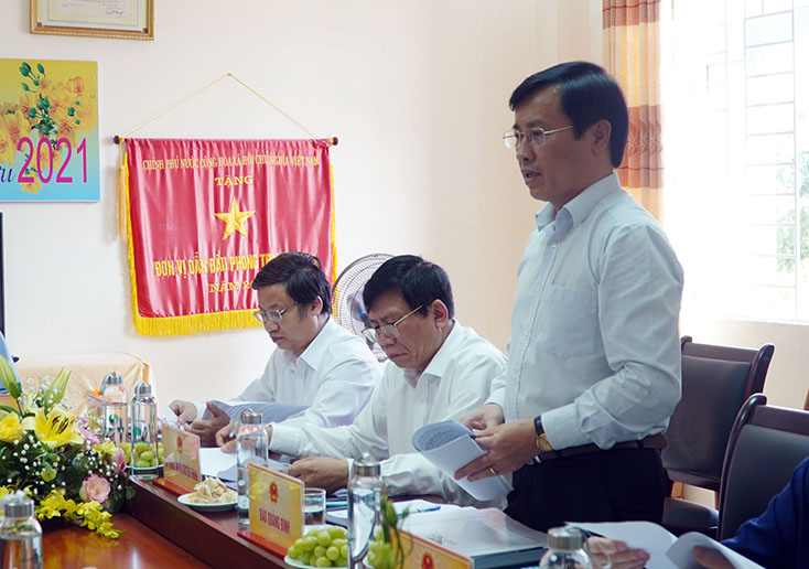 Đồng chí Hoàng Hữu Thái, Tổng biên tập Báo Quảng Bình báo cáo tình hình hoạt động của Báo Quảng Bình với đồng chí Bí thư Tỉnh ủy và đoàn công tác.