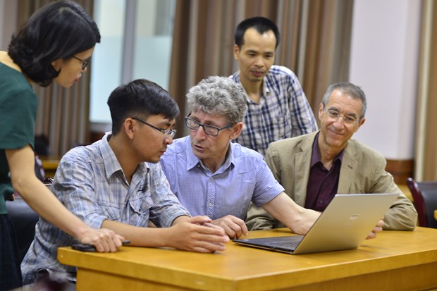 Giờ học thực hành của các học viên thạc sĩ ngành Vũ trụ, Đại học Việt-Pháp, với các giáo sư đến từ Trung tâm Nghiên cứu Vũ trụ Quốc gia Pháp (CNES). (Ảnh: PV)
