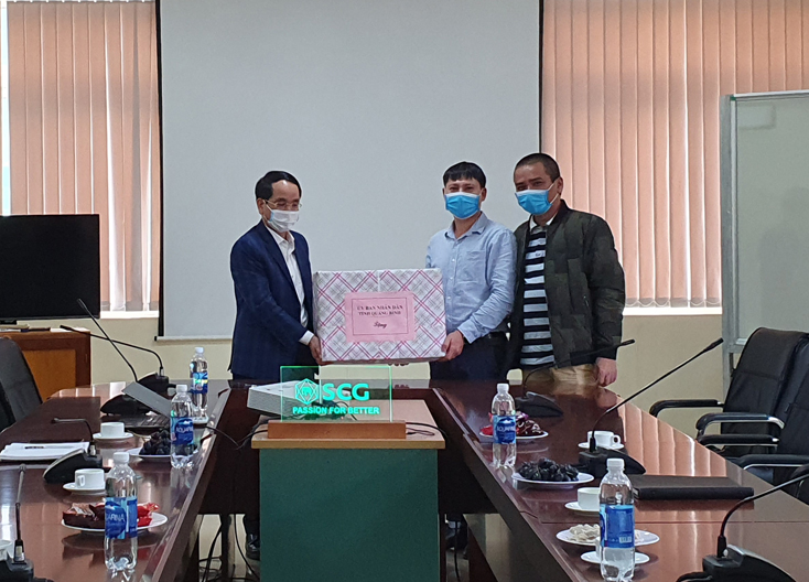 Đồng chí Phan Mạnh Hùng tặng quà cho Công ty Cổ phần Vật liệu xây dựng Việt Nam