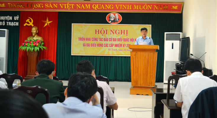 Bí thư Huyện ủy Bố Trạch Lê Công Toán, Trưởng ban chỉ đạo bầu cử huyện phát biểu tại hội nghị.