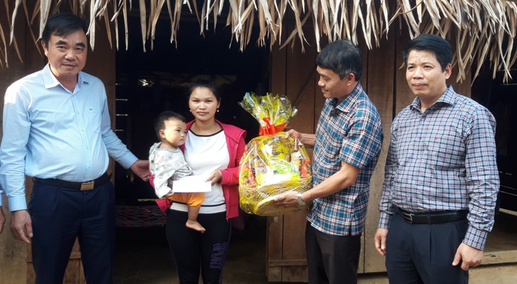 Đồng chí Nguyễn Lương Bình, Ủy viên Thường vụ Tỉnh ủy, Trưởng Ban Nội chính Tỉnh ủy cùng lãnh đạo huyện Minh Hóa trao quà cho các gia đình có hoàn cảnh đặc biệt khó khăn tại xã Hồng Hóa.