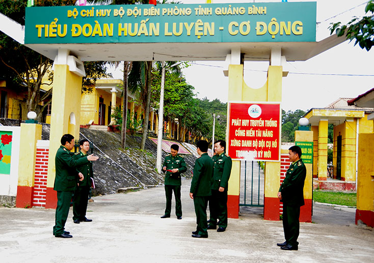 Đại tá Nguyễn Văn Hải, Phó Chỉ huy trưởng BĐBP Quảng Bình chỉ đạo đơn vị Tiểu đoàn Huấn luyện-Cơ động làm tốt công tác phòng dịch Covid-19 ngay trước khi tiếp nhận chiến sĩ mới.