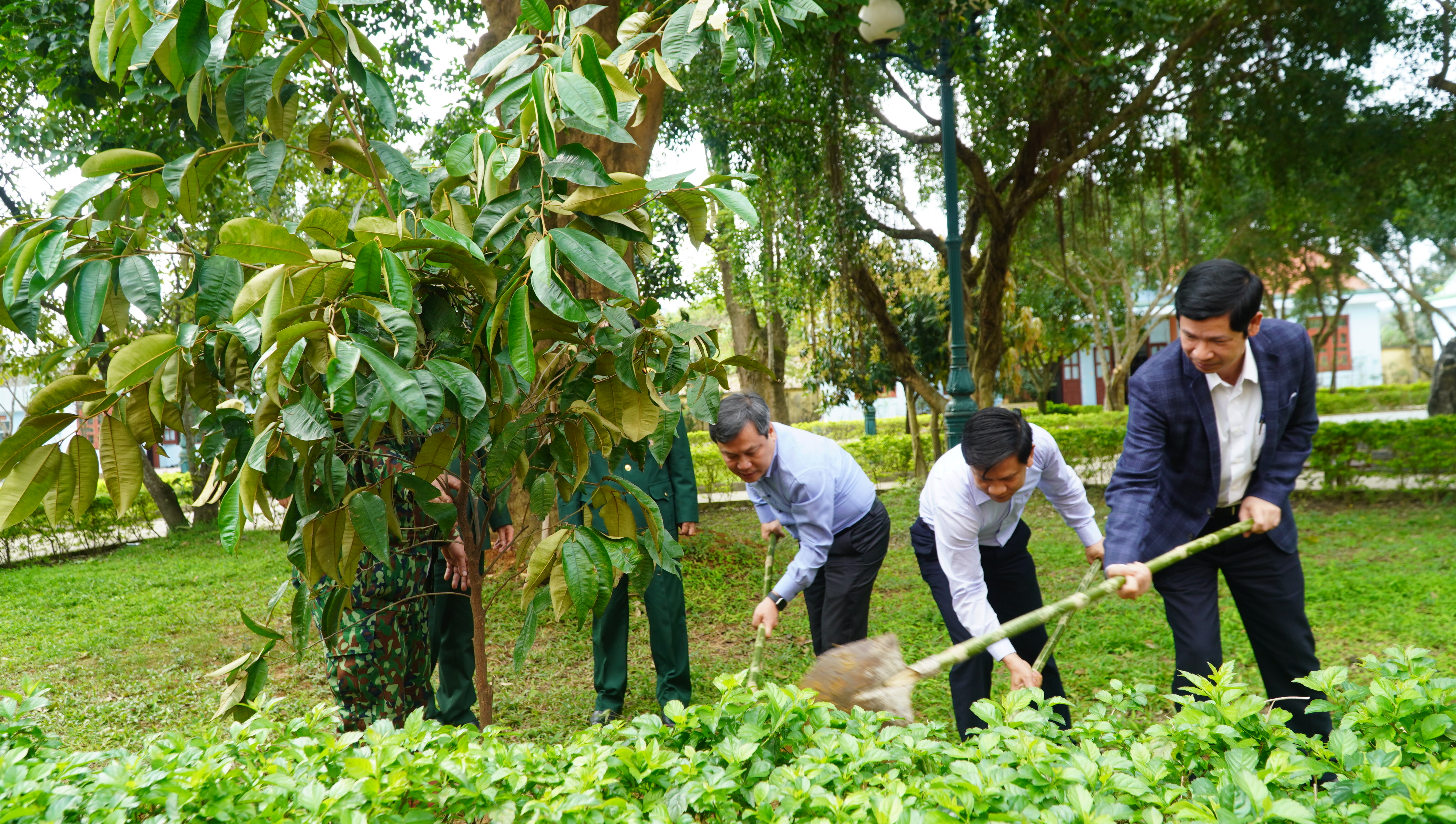 Đồng chí Bí thư Tỉnh ủy Vũ Đại Thắng trồng cây tại Đoàn Kinh tế Quốc phòng 79 (Binh đoàn 15).