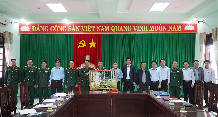 Đồng chí Bí thư Tỉnh ủy Vũ Đại Thắng và đoàn công tác tặng quà, chụp ảnh lưu niệm cùng cán bộ, chiến sĩ Đoàn Kinh tế Quốc phòng 79 (Binh đoàn 15).
