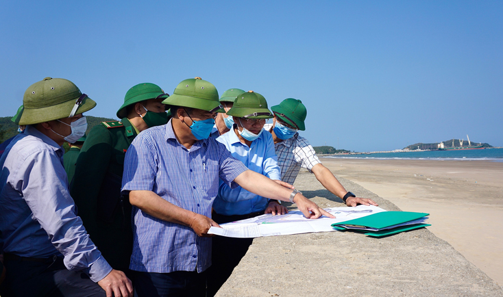 Phó Chủ tịch Thường trực UBND tỉnh Đoàn Ngọc Lâm kiểm tra thực địa tại Cảng tổng hợp Hòn La.