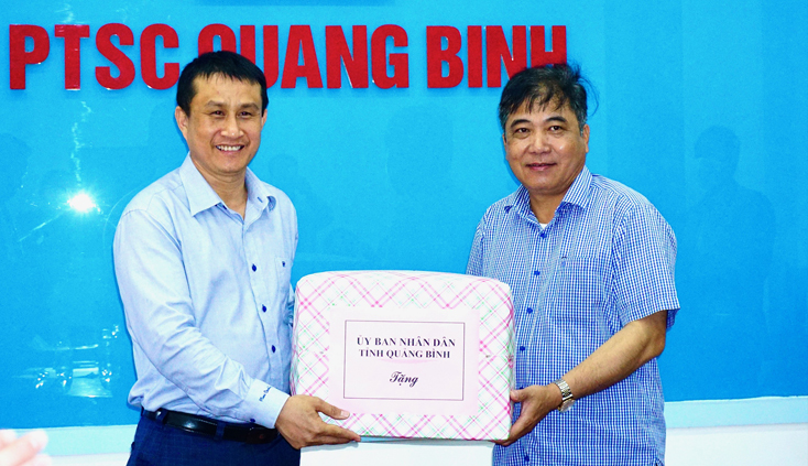 Phó Chủ tịch Thường trực UBND tỉnh Đoàn Ngọc Lâm tặng quà cho PTSC Quảng Bình nhân chuyến làm việc.