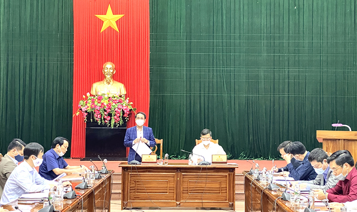 Đồng chí Phó Chủ tịch UBND tỉnh Phan Mạnh Hùng điều hành phần thảo luận tại buổi làm việc.
