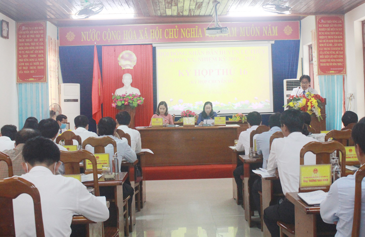 Các đại biểu HĐND huyện Lệ Thủy đang dự kỳ họp