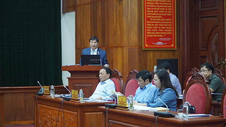 Các đại biểu nghe đồng chí Hà Văn Ninh, Trưởng phòng Tổ chức cán bộ, Ban Tổ chức Tỉnh ủy trình bày chương trình hành động.