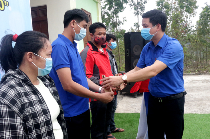 Đồng chí Đặng Đại Bàng, TUV, Bí thư Tỉnh đoàn tặng quà cho các hộ gia đình khó khăn.