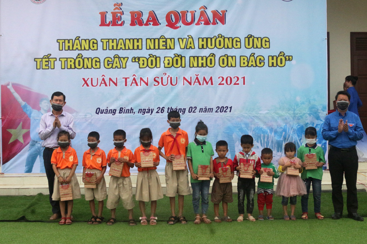 Tặng quà cho các em học sinh có hoàn cảnh khó khăn vươn lên học giỏi.