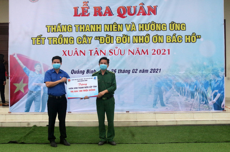 Trao biển công trình thanh niên cấp tỉnh/