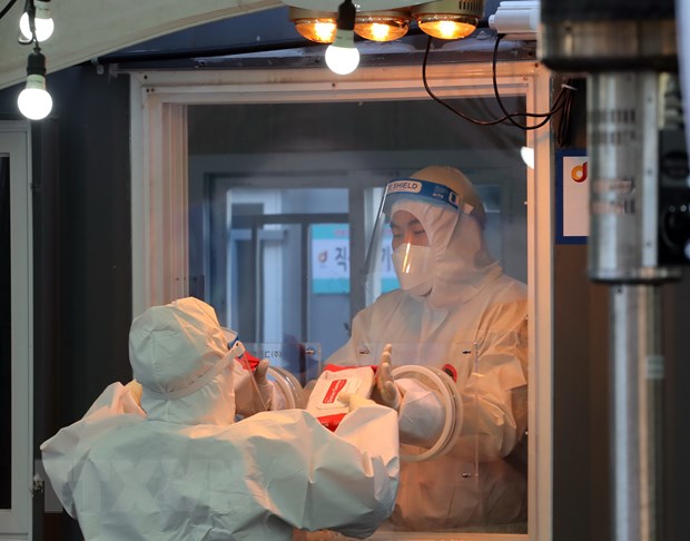 Nhân viên y tế làm việc tại điểm xét nghiệm COVID-19 ở Seoul, Hàn Quốc. (Ảnh: Yonhap/TTXVN)