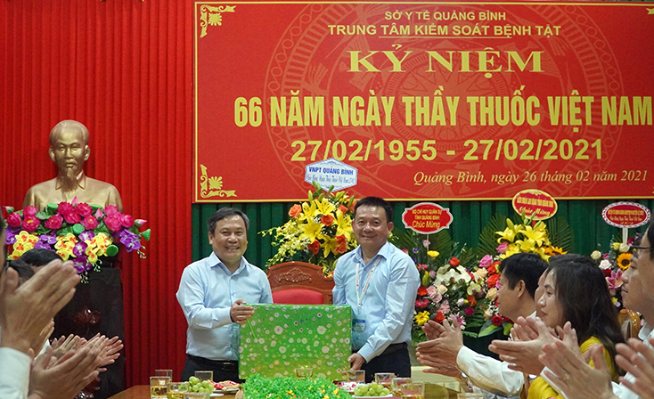 Đồng chí Bí thư Tỉnh ủy Vũ Đại Thắng tặng quà cán bộ, y bác sĩ CDC Quảng Bình.