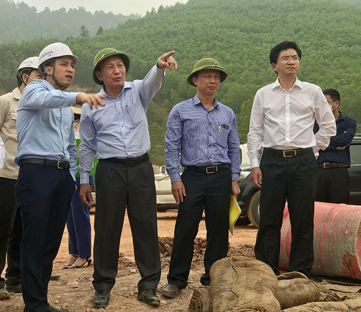 Đồng chí Trần Hải Châu và các thành viên trong đoàn kiểm tra tiến độ thi công Dự án Hệ thống thủy lợi Rào Nan.
