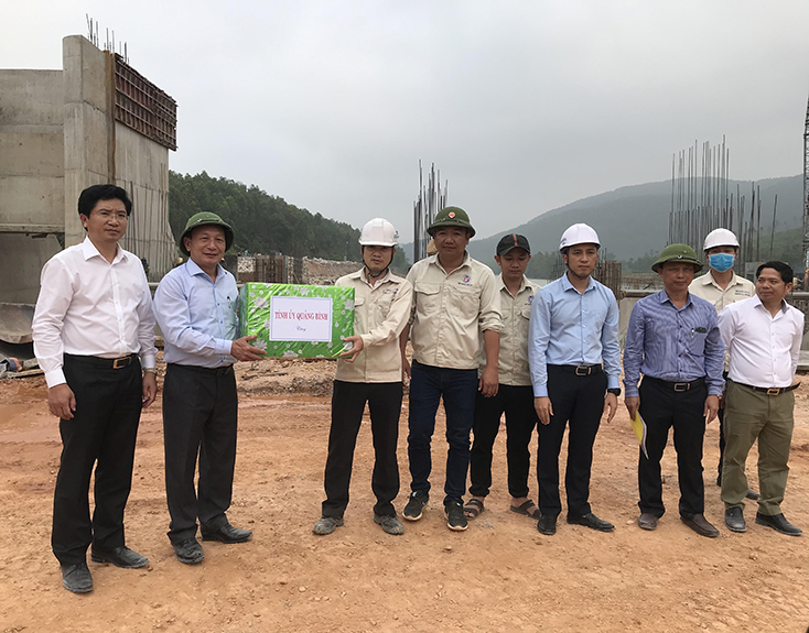 Đồng chí Trần Hải Châu và đoàn công tác tặng quà đơn vị thi công công trình Dự án Hệ thống Thủy lợi Rào Nan.