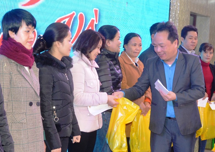 Đại diện lãnh đạo CĐ ngành Công thương Quảng Bình trao quà cho các đoàn viên, NLĐ có hoàn cảnh khó khăn nhân dịp Tết Tân Sửu 2021. 