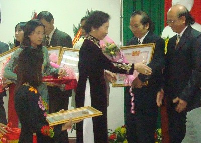 Phó Chủ tịch nước Nguyễn Thị Doan trao tặng danh hiệu Thầy thuốc ưu tú cho PGS.TS Nguyễn Tư Thế.