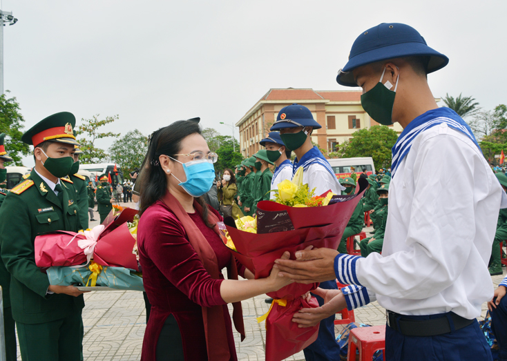 Đồng chí Phạm Thị Hân, Ủy viên Ban Thường vụ Tỉnh ủy, Chủ tịch Ủy ban MTTQVN tỉnh tặng hoa, động viên các tân binh lên đường làm nhiệm vụ.