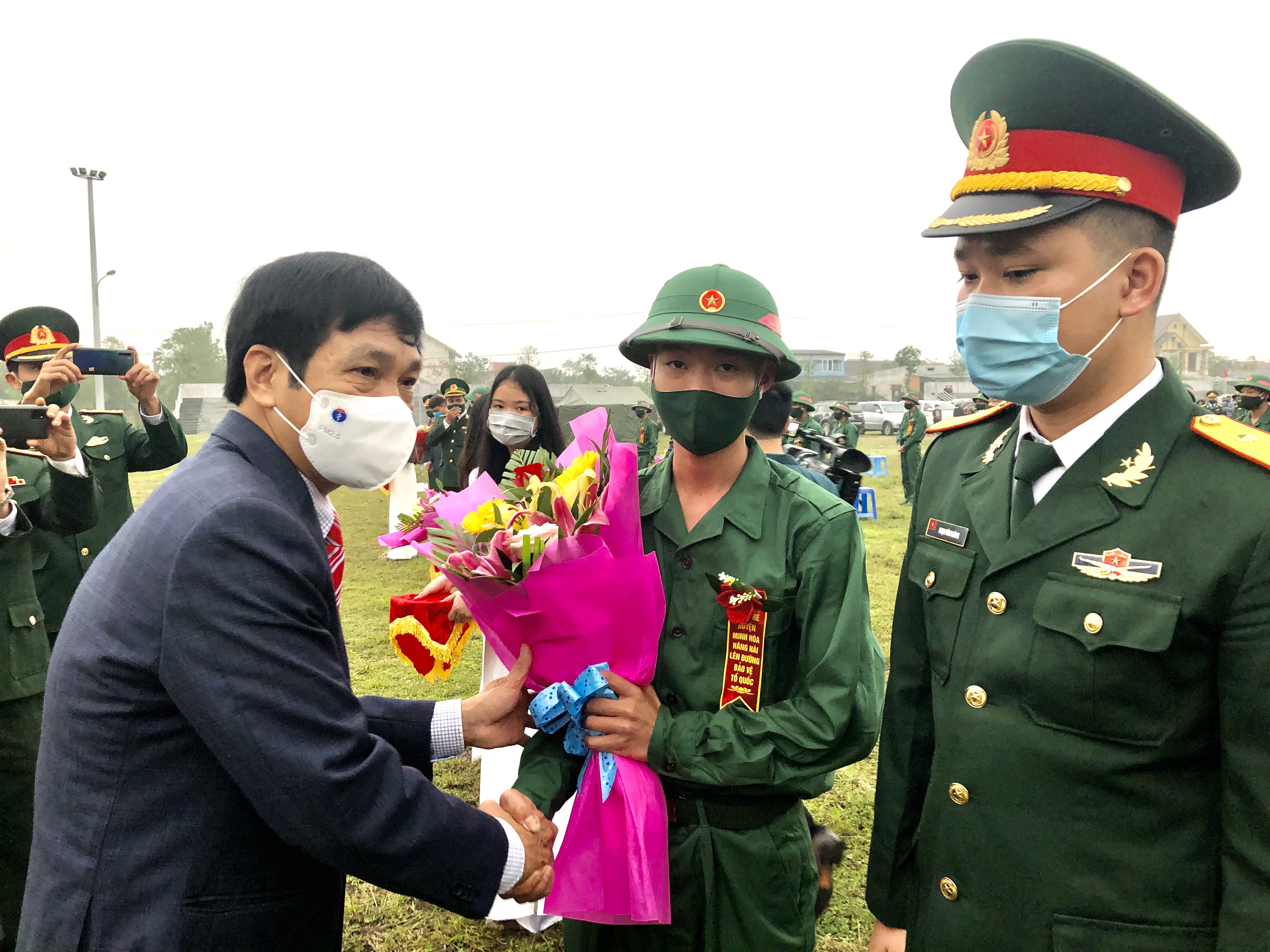 Đồng chí Nguyễn Công Huấn, Ủy viên Ban Thường vụ Tỉnh ủy, Phó Chủ tịch Thường trực HĐND tỉnh tặng hoa  chúc mừng các tân binh.
