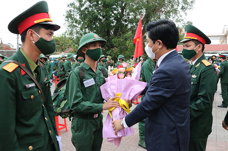 Đồng chí Trương An Ninh, Ủy viên Ban Thường vụ tỉnh ủy, Bí thư thị ủy Ba Đồn tặng hoa chúc mừng các đồng chí tân binh lên đường nhập ngũ năm 2021