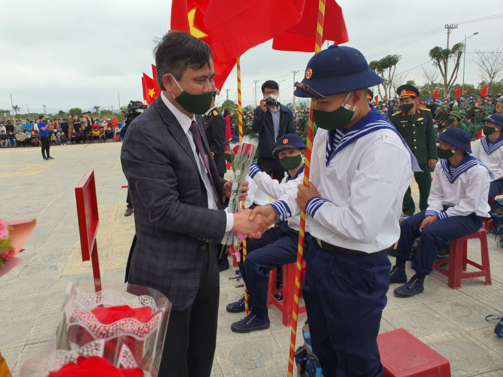 Đồng chí Trần Thắng, Phó Bí thư Tỉnh ủy, Chủ tịch UBND tỉnh bắt tay động viên...