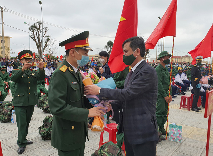 Đồng chí Trần Thắng, Phó Bí thư Tỉnh ủy, Chủ tịch UBND tỉnh tặng hoa cho các đơn vị nhận quân.