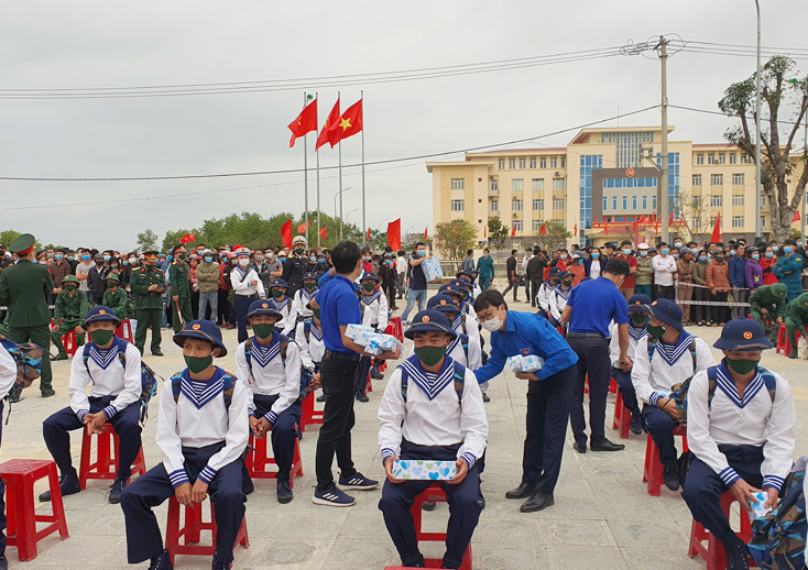 Cán bộ Huyện đoàn Quảng Trạch tặng quà và động viên cho các tân binh.