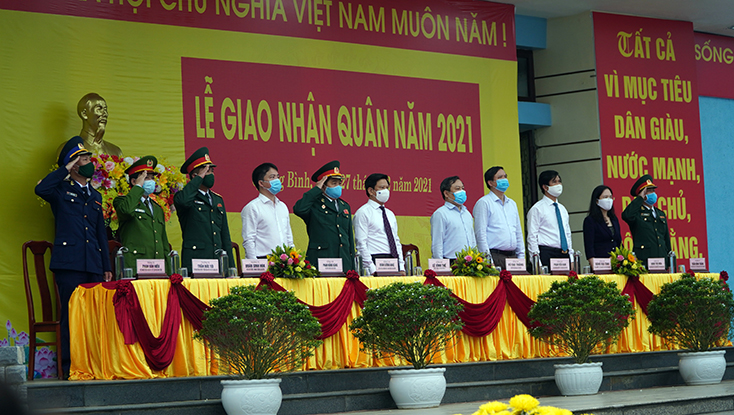 Các đồng chí đại biểu tại lễ giao nhận quân.