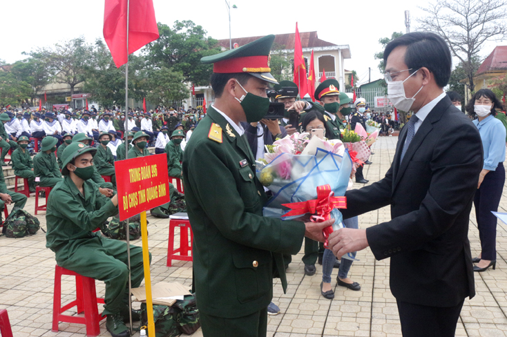 Lãnh đạo huyện Quảng Ninh chúc mừng