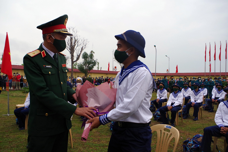 Thiếu tướng Nguyễn Đức Hóa, Phó chính ủy Quân khu 4 tặng hoa, động viên tân binh về đơn vị mới