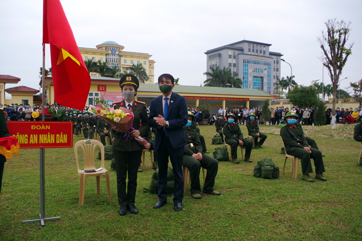 Đồng chí Hoàng Ngọc Đan, Chủ tịch UBND TP. Đồng Hới tặng hoa đơn vị nhận quân.