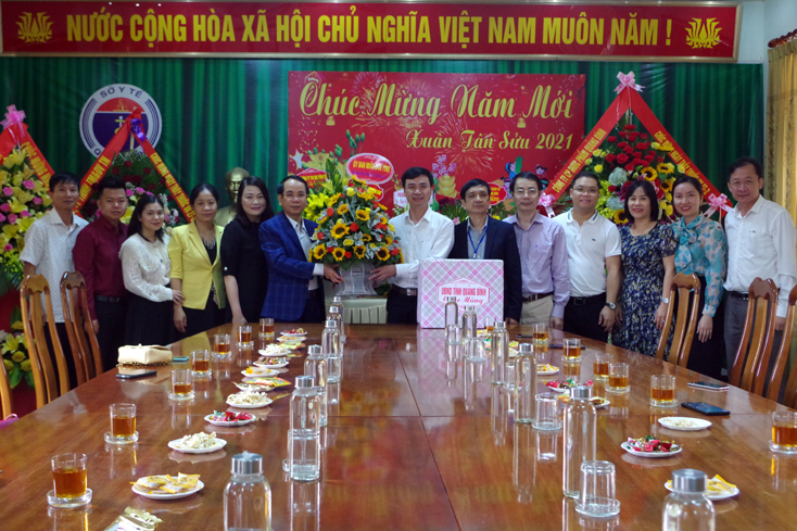 Đồng chí Phó Chủ tịch UBND tỉnh Phan Mạnh Hùng đã tặng hoa chúc mừng cán bộ, lãnh đạo, nhân viên và đội ngũ thầy thuốc Sở Y tế Quảng Bình.