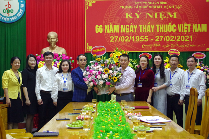 Đồng chí Phó Chủ tịch UBND tỉnh Phan Mạnh Hùng gửi lời chúc mừng đến toàn thể đội ngũ cán bộ, y, bác sỹ, nhân viên y tế của Trung tâm Kiểm soát bệnh tật tỉnh.
