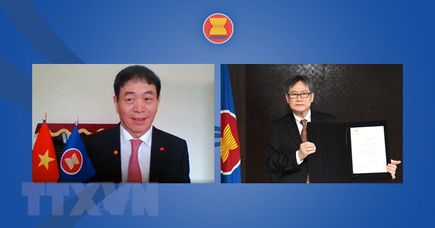 Đại sứ Nguyễn Hải Bằng đã trình Thư Ủy nhiệm của Phó Thủ tướng, Bộ trưởng Ngoại giao Phạm Bình Minh lên Tổng Thư ký ASEAN Dato Lim Jock Hoi. (Ảnh: TTXVN phát)