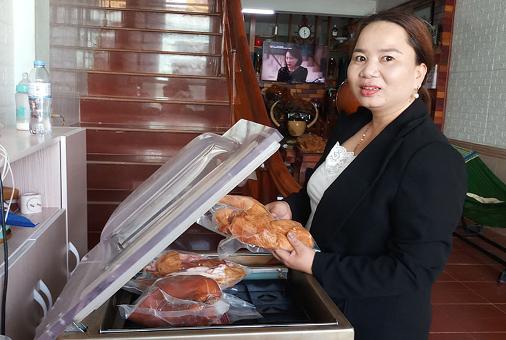 Từ khâu chế biến và đóng gói, sản phẩm thịt gà xông khói của HTX Nam Hồng Quảng đều được thực hiện bằng máy móc hiện đại.
