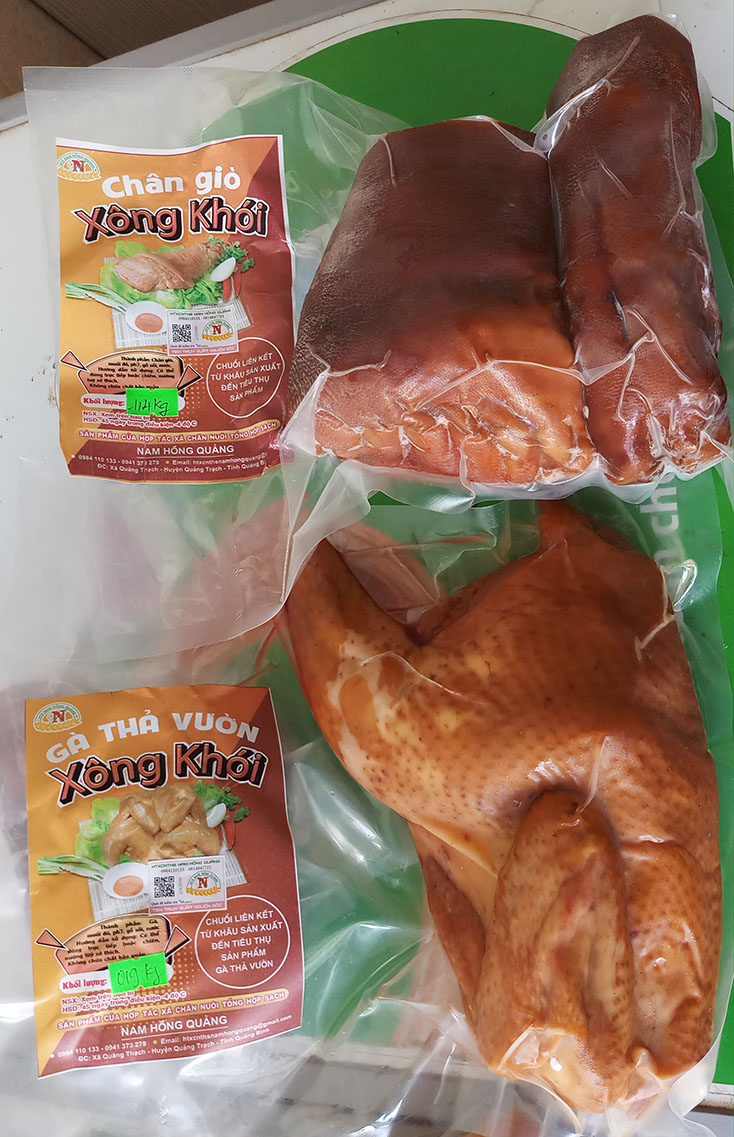 Sản phẩm thịt gà xông khói và chân giò xông khói của HTX Nam Hồng Quảng có tem truy xuất nguồn gốc.