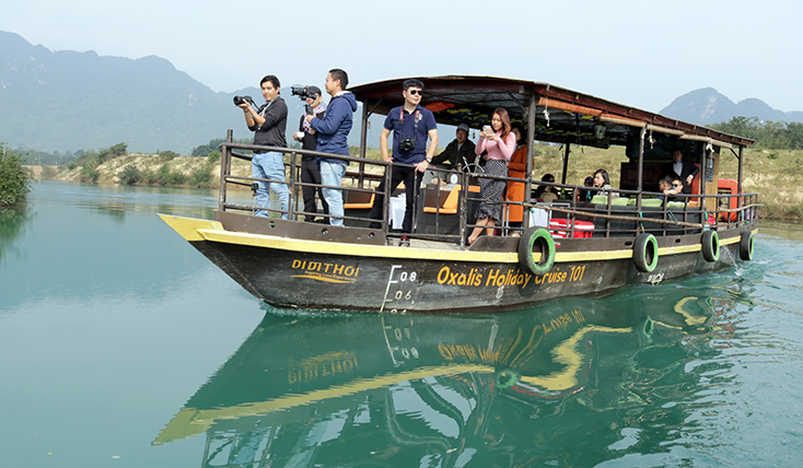 Sau hành trình chinh phục hang Sơn Đoòng, Đăng Khoa đi thuyền tham quan tuyến du lịch sinh thái sông Chày-hang Tối.